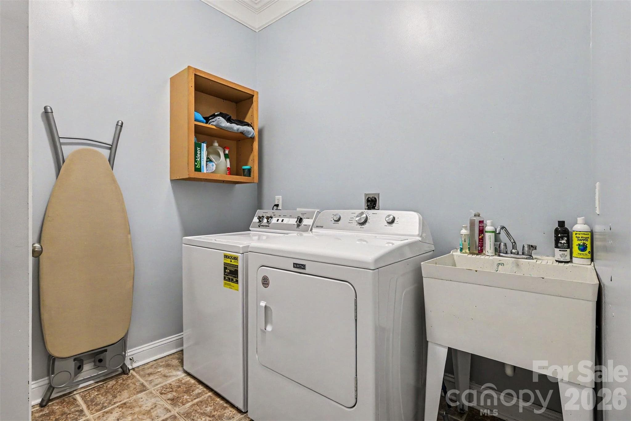 Main-level laundry - 3647 Venetian Way, York