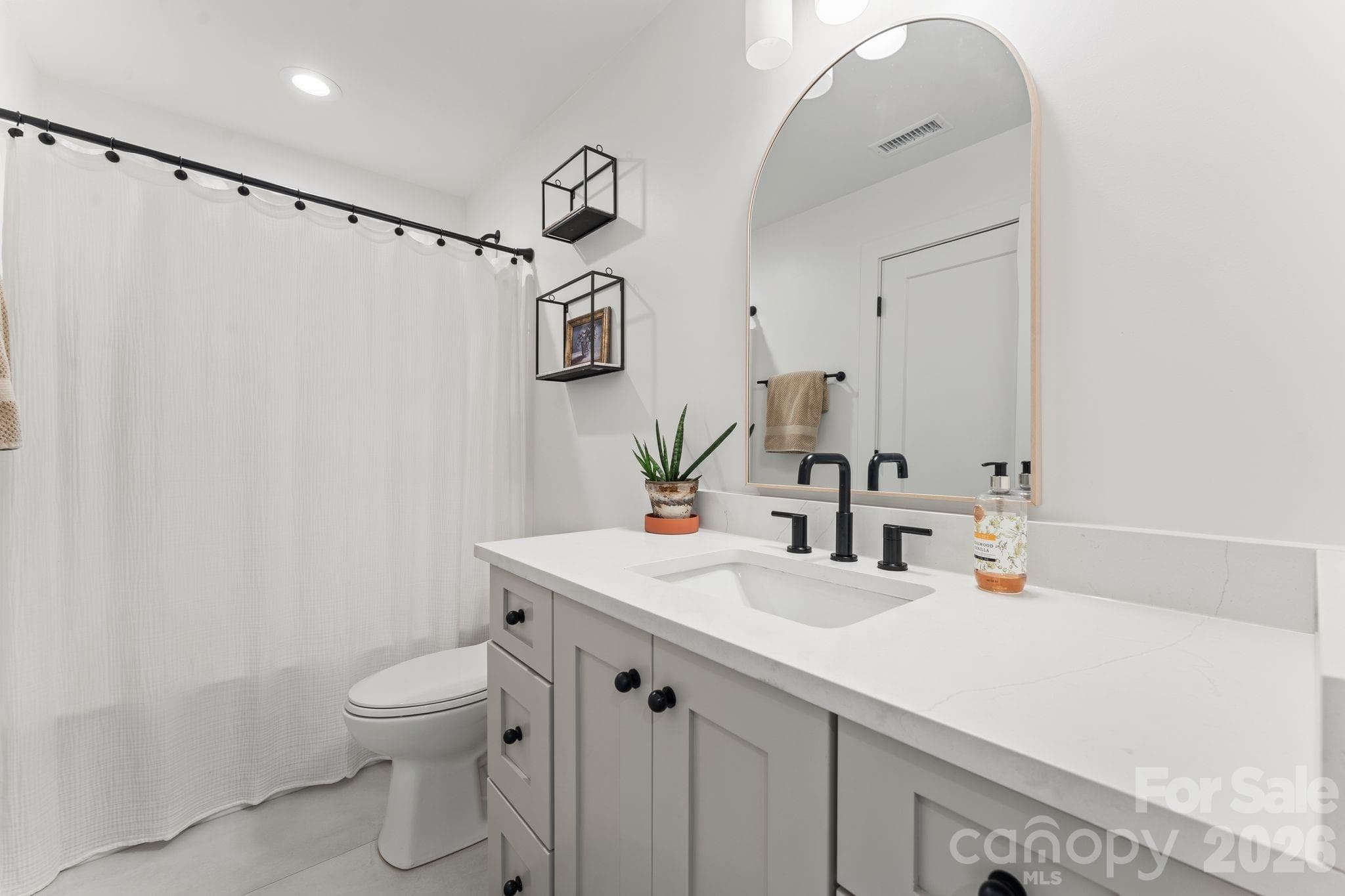 Full bath upstairs - 1116 Players Ridge Road, Hickory
