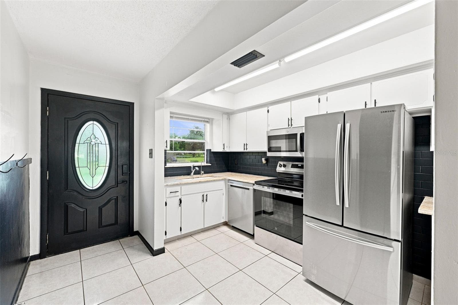 Kitchen - 28850 LINDENHURST DR, WESLEY CHAPEL