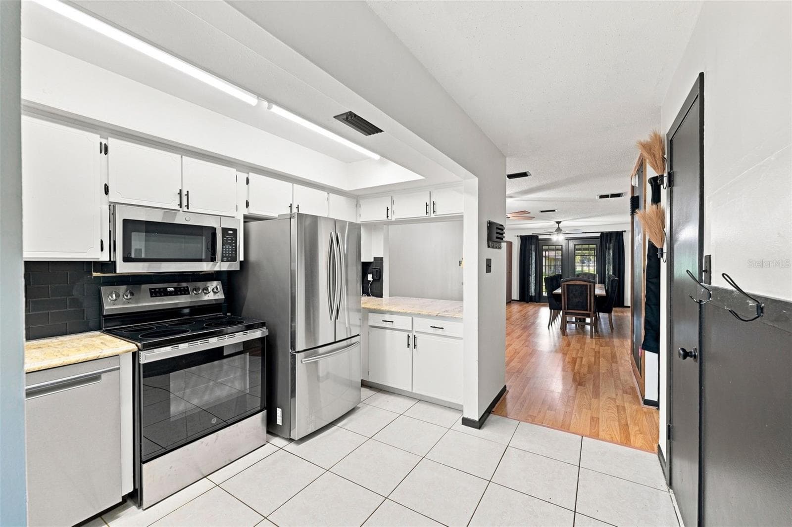 Kitchen - 28850 LINDENHURST DR, WESLEY CHAPEL