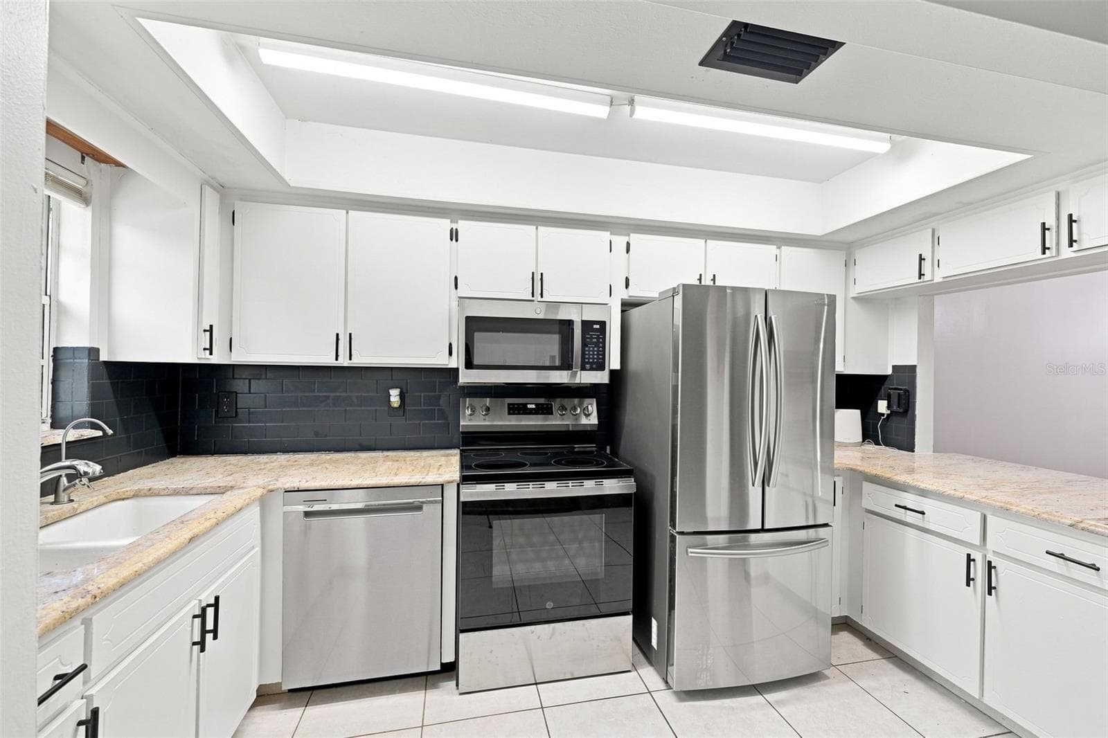 Kitchen - 28850 LINDENHURST DR, WESLEY CHAPEL