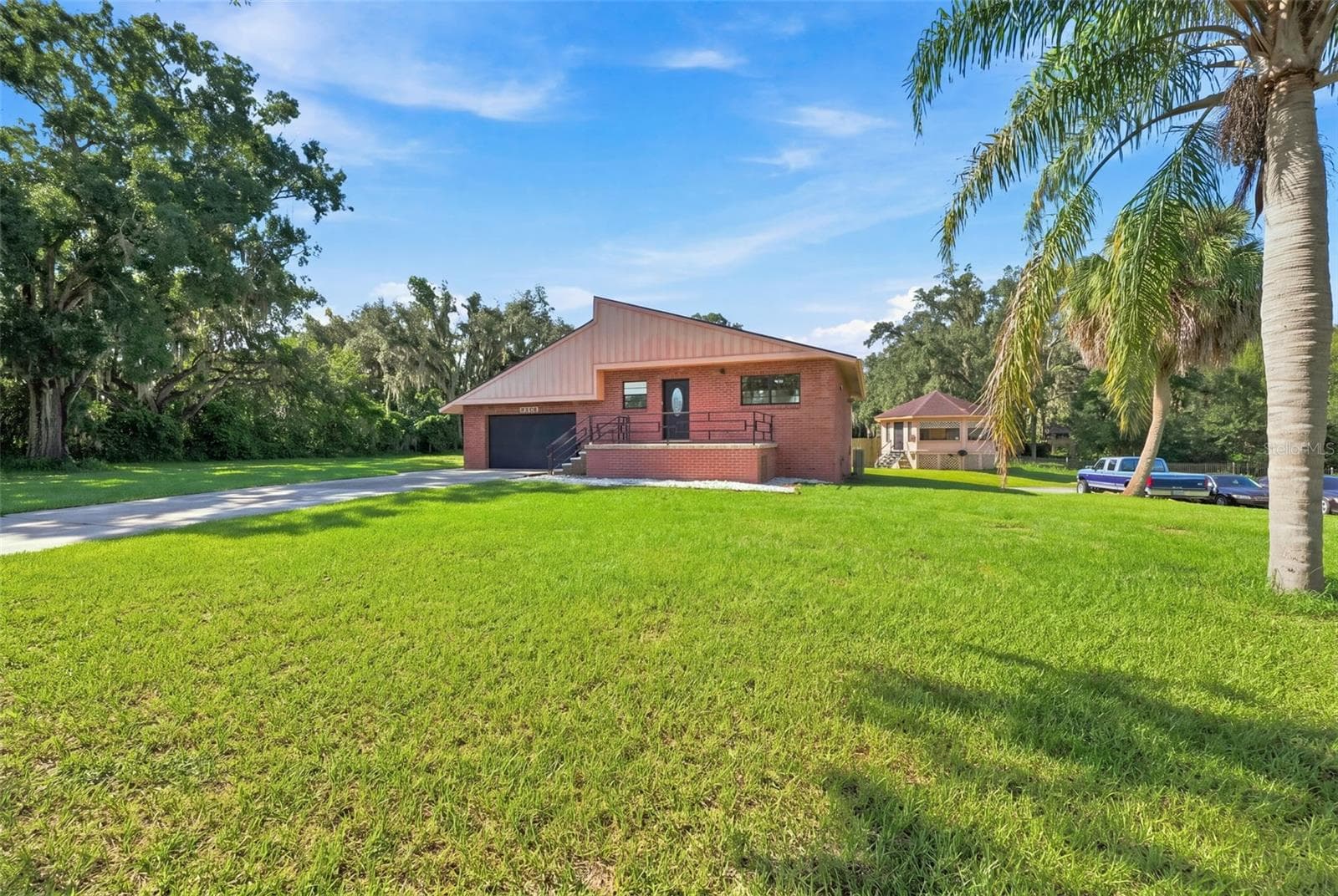 Front Exterior - 28850 LINDENHURST DR, WESLEY CHAPEL