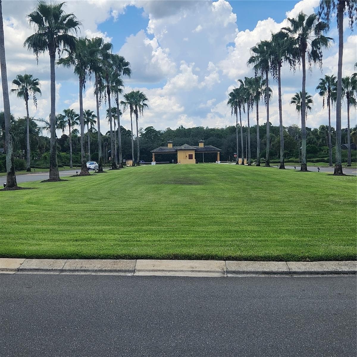 Grand entrance with guard gate. - 8935 CUBAN PALM RD, KISSIMMEE