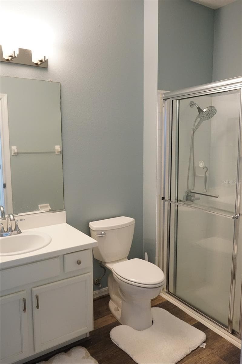 primary bath with walk in closet - 2032 INVERNESS GREENS DR #76, SUN CITY CENTER