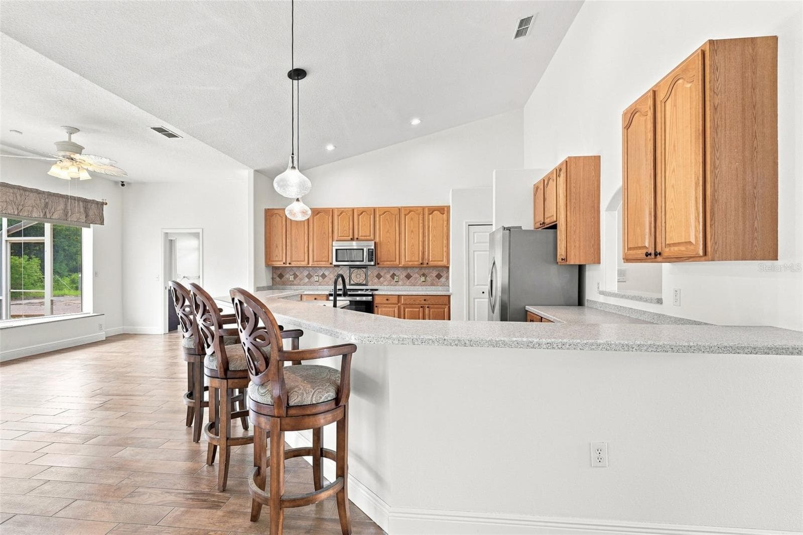 KITCHEN BAR TOP - 73 SANCTUARY AVE, DEBARY