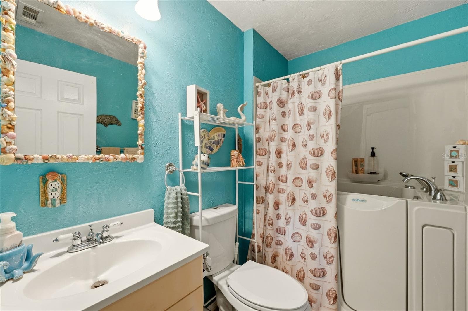Guest bathroom with walk-in tub/shower - 10182 GULFSTREAM BLVD, ENGLEWOOD