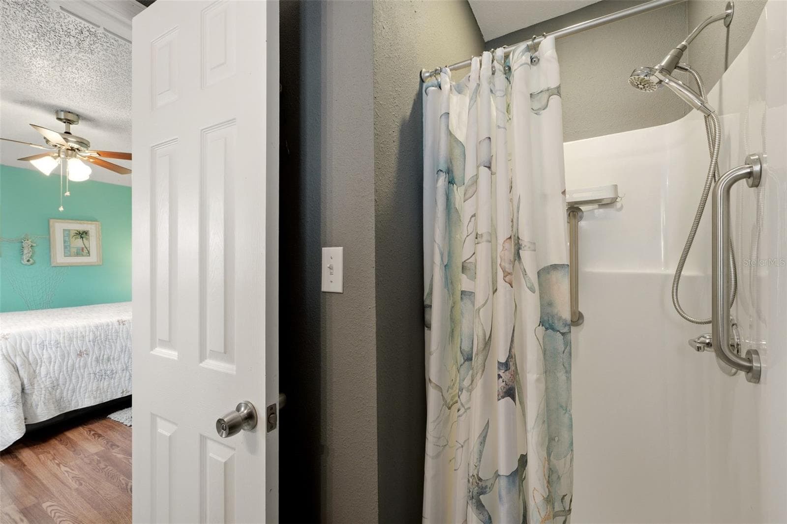 Walk-in shower - 10182 GULFSTREAM BLVD, ENGLEWOOD