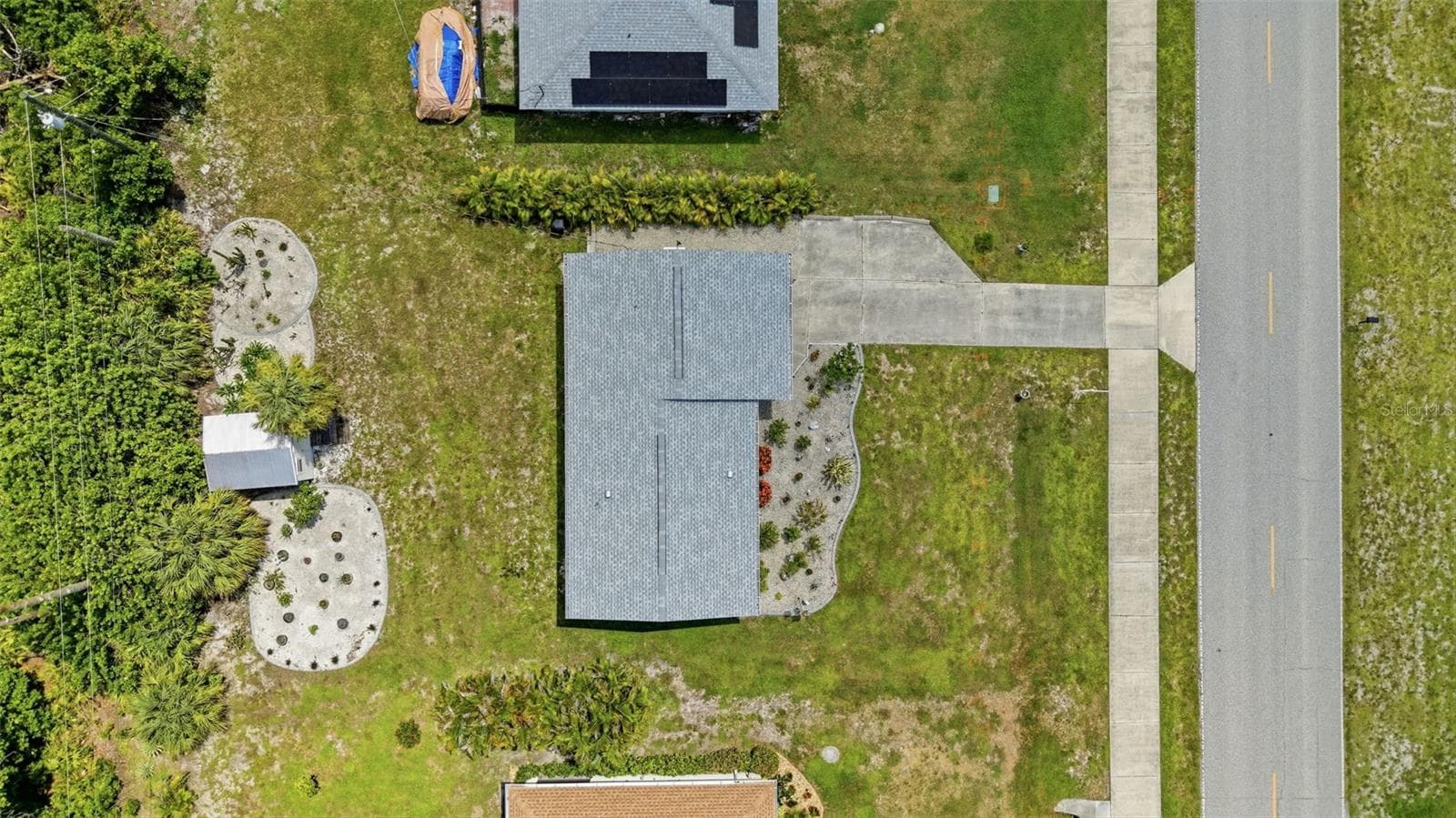 Large yard - 10182 GULFSTREAM BLVD, ENGLEWOOD