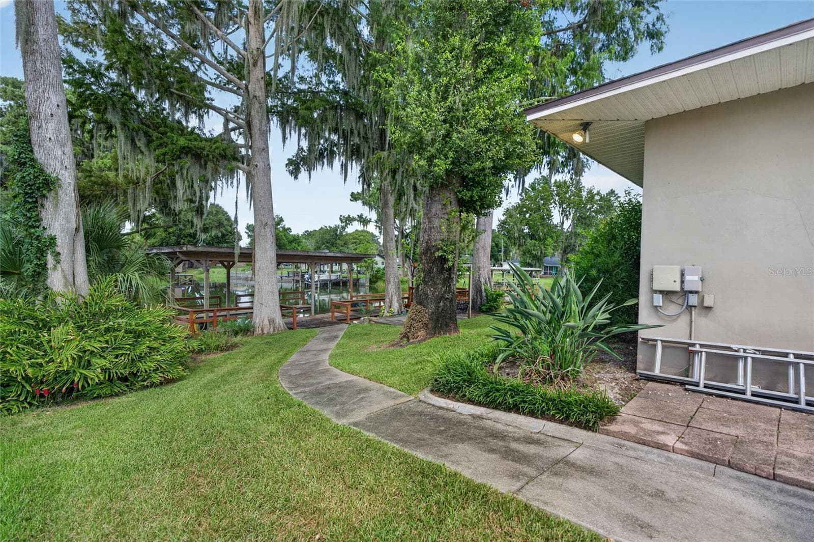 Side yard - 235 TEMPLE CIR, EUSTIS