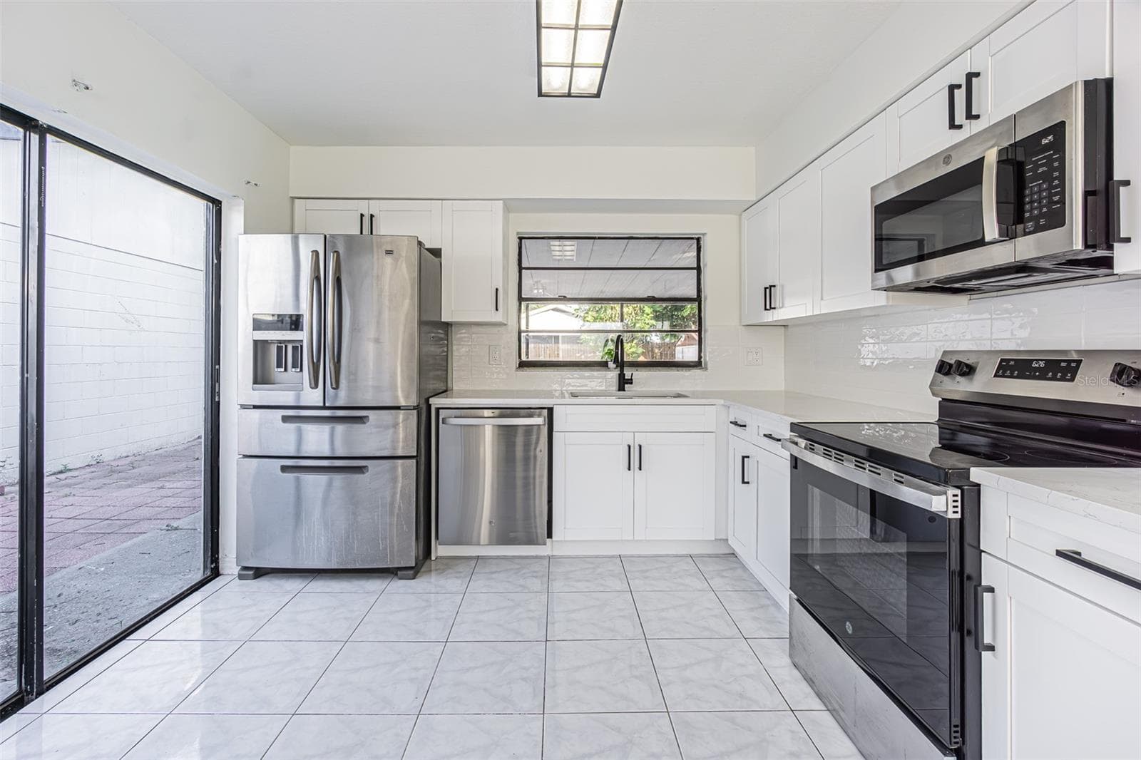 Single Family Residence at 10305 BRAMBLEWOOD PL, TAMPA, photo 5 of 21