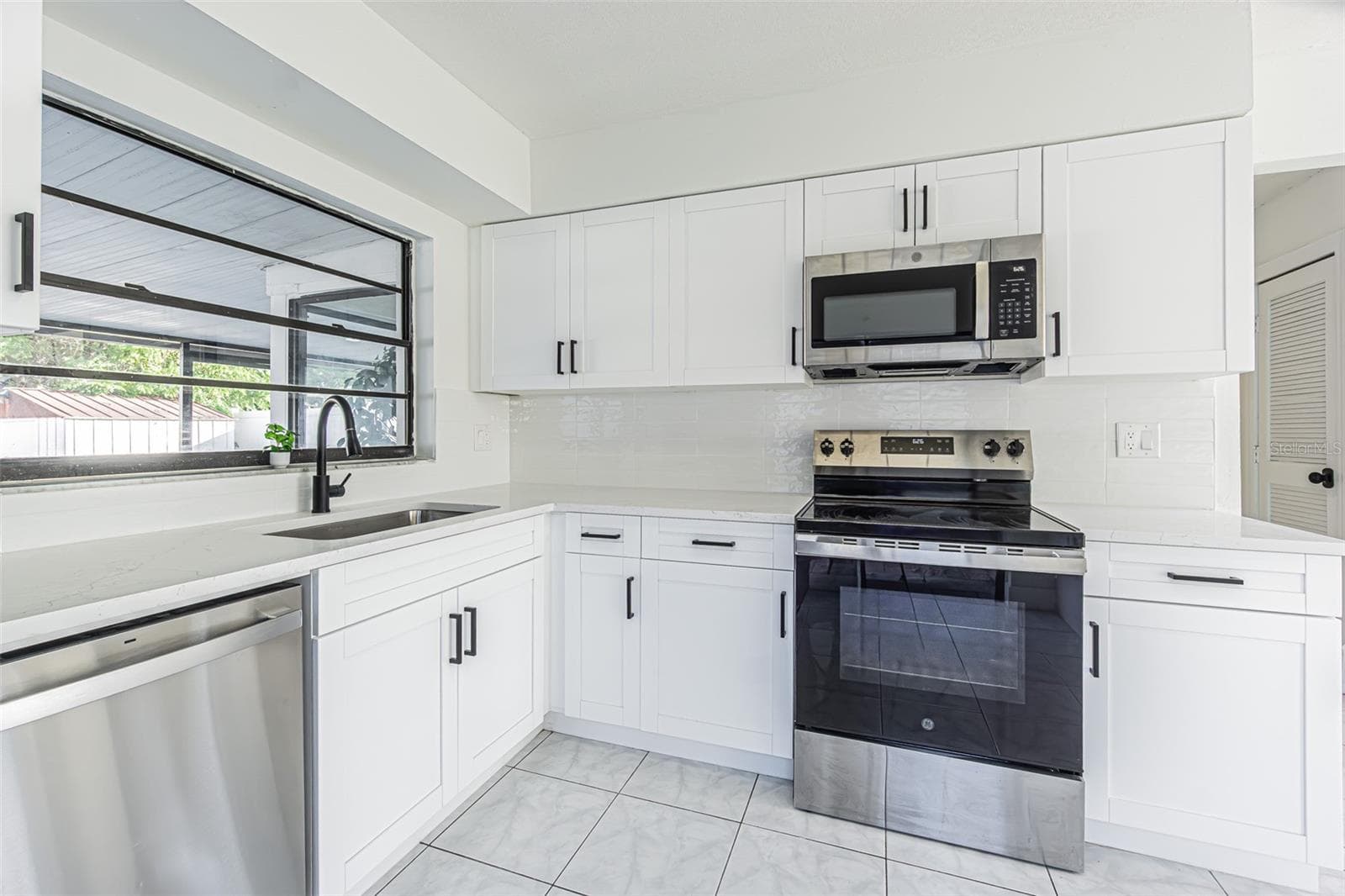 Single Family Residence at 10305 BRAMBLEWOOD PL, TAMPA, photo 6 of 21
