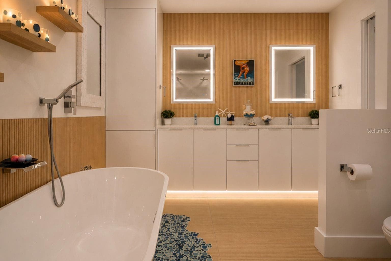 TWO PERSON SOAKING TUB - 988 BLVD OF THE ARTS #109, SARASOTA