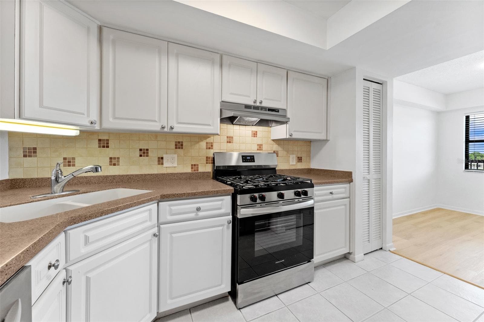 Gas stove has never been used, just installed! - 5400 PARK ST N #511, ST PETERSBURG