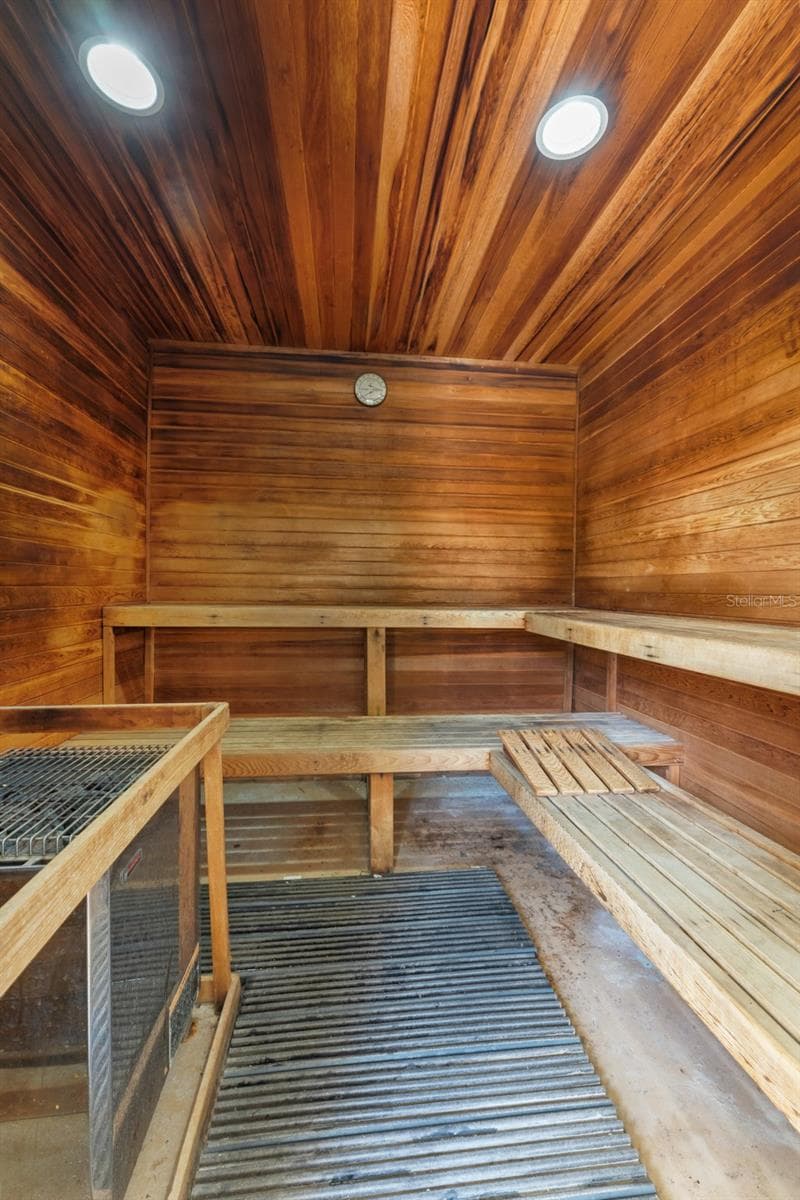 His and Hers Saunas - rare! - 5400 PARK ST N #511, ST PETERSBURG
