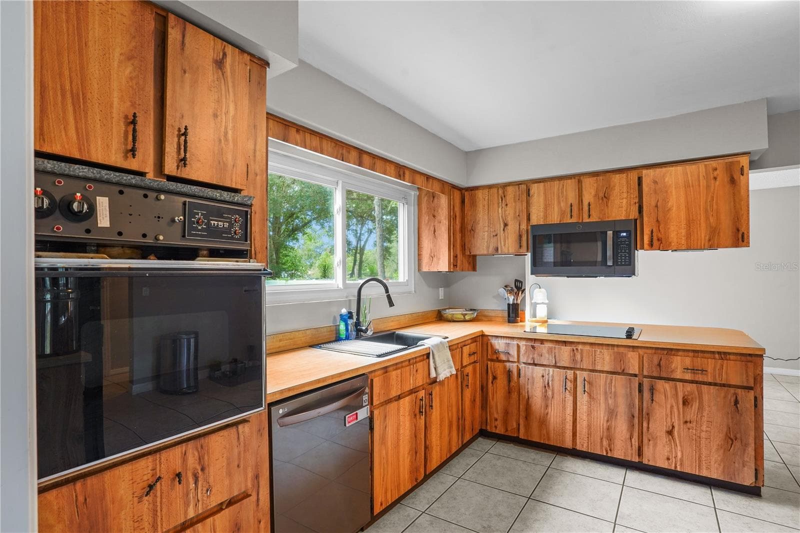 Single Family Residence at 214 PEMBROOK PL, LONGWOOD, photo 18 of 46