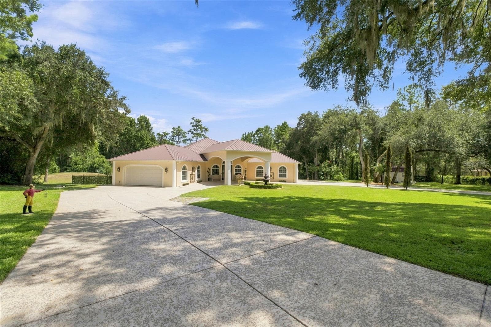 long circular driveway - 22259 SKYVIEW CIR, BROOKSVILLE