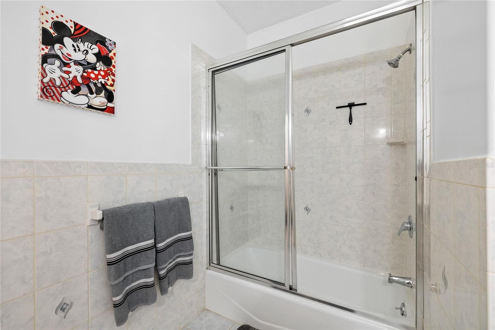 full bathroom number four in upstairs hallway serving bedrooms four and five - 12901 PHILLIPS RD, GROVELAND
