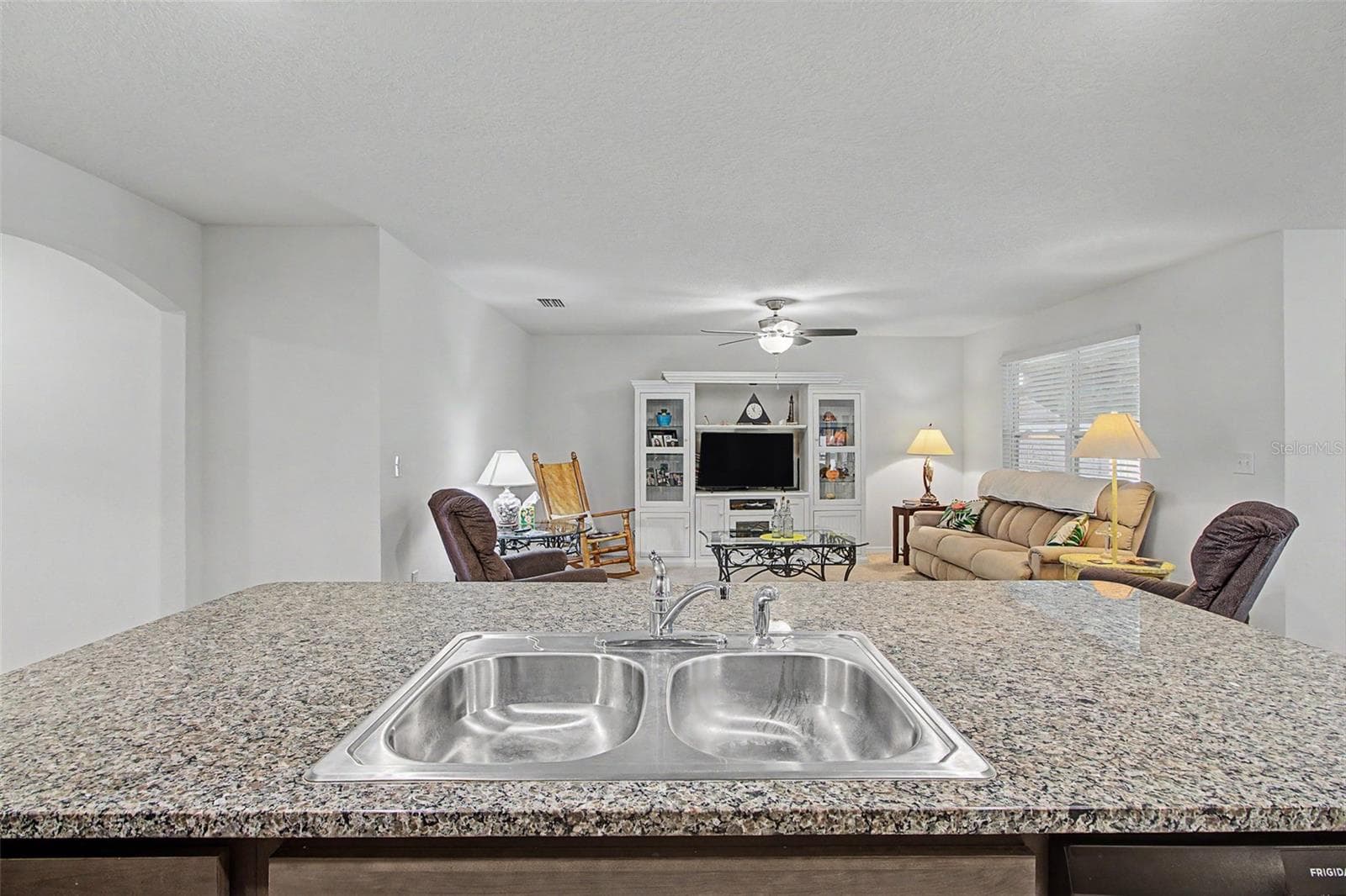KITCHEN/LIVING ROOM - 25199 NW 8TH RD, NEWBERRY