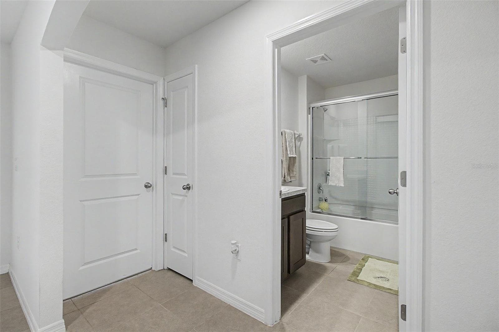 BATH ROOM 2 - 25199 NW 8TH RD, NEWBERRY