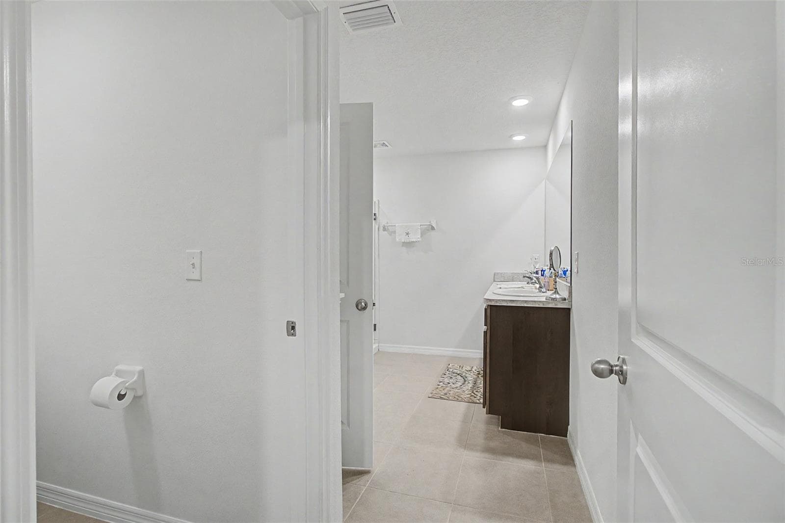 VIEW INTO PRIMARY BATHROOM - 25199 NW 8TH RD, NEWBERRY