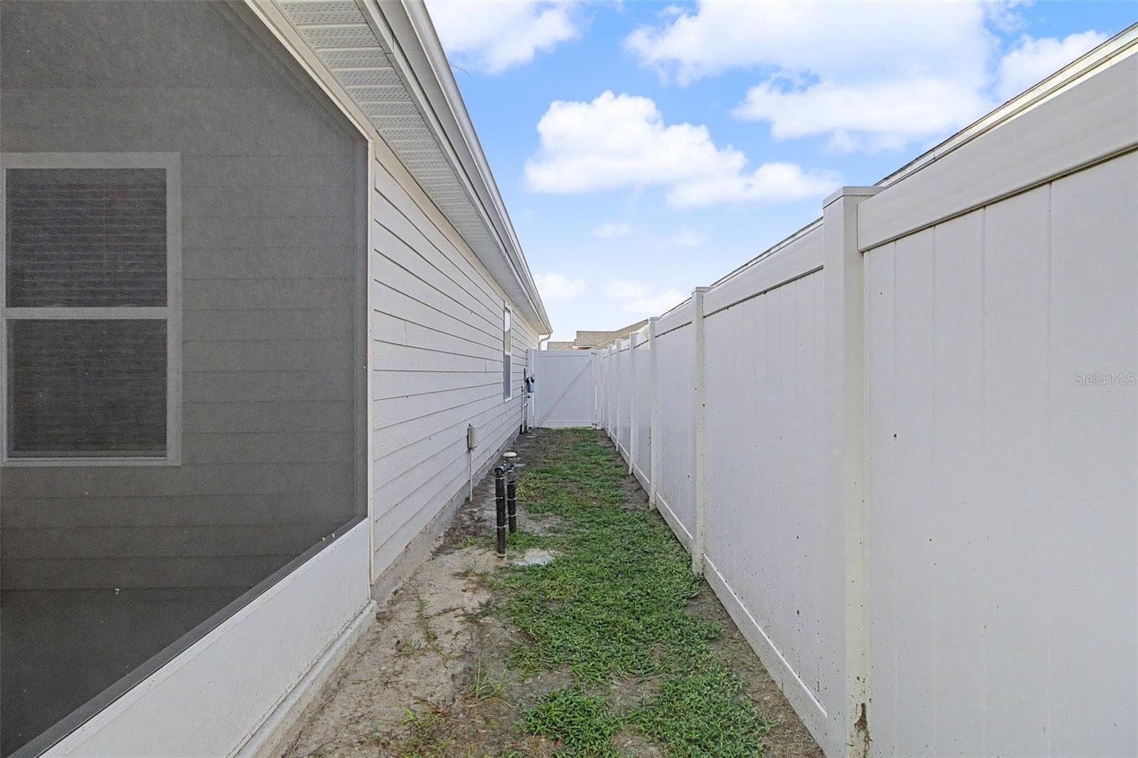 SIDE VIEW - 25199 NW 8TH RD, NEWBERRY