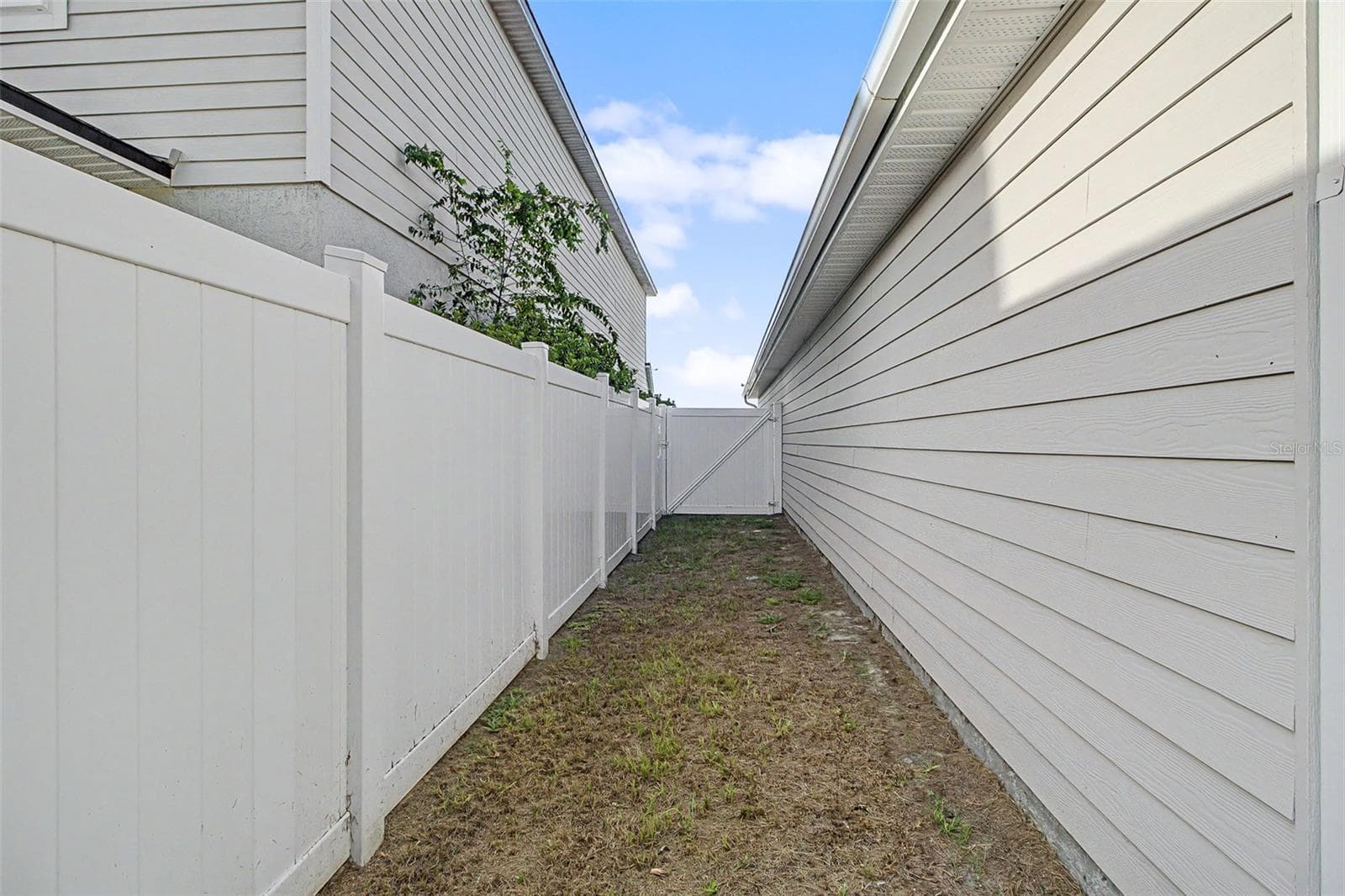 SIDE VIEW - 25199 NW 8TH RD, NEWBERRY