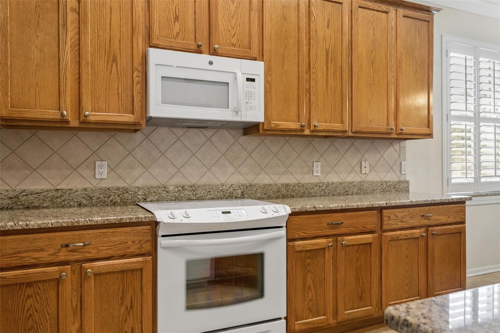 Single Family Residence at 9703 HIDDEN COVE CT, TAMPA, photo 8 of 45