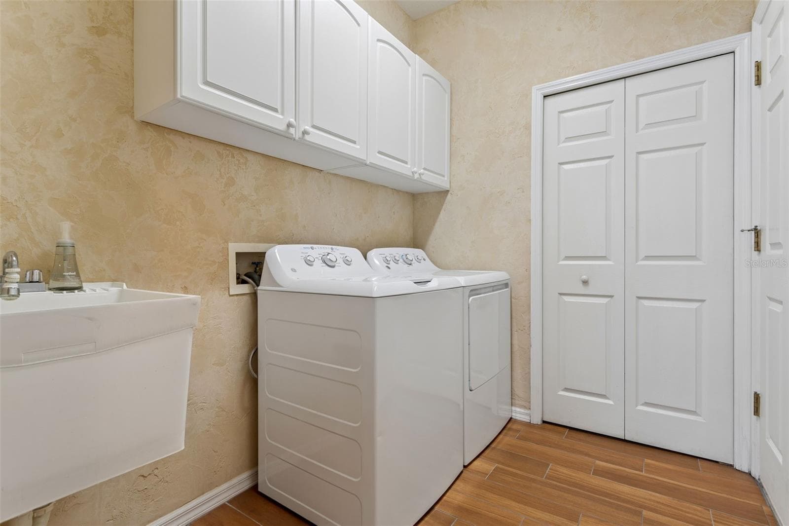 Single Family Residence at 9703 HIDDEN COVE CT, TAMPA, photo 26 of 45