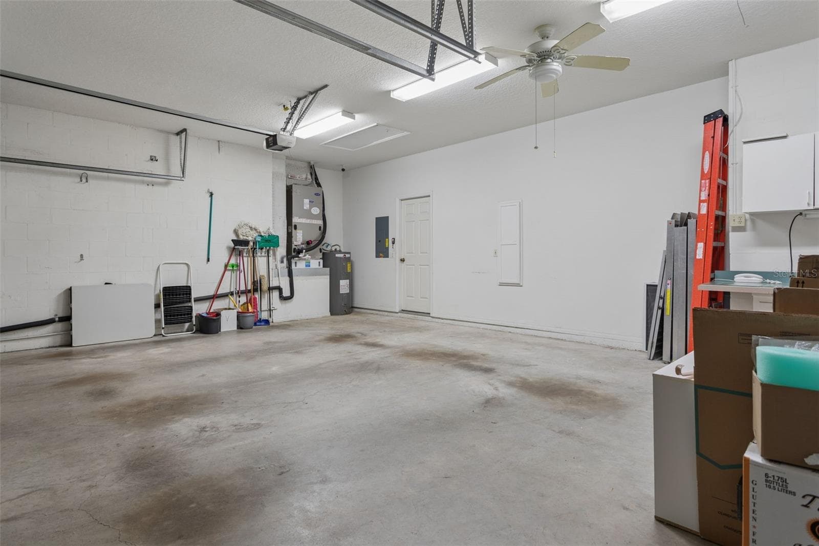 3 Car Garage w/ High Ceilings - 9703 HIDDEN COVE CT, TAMPA