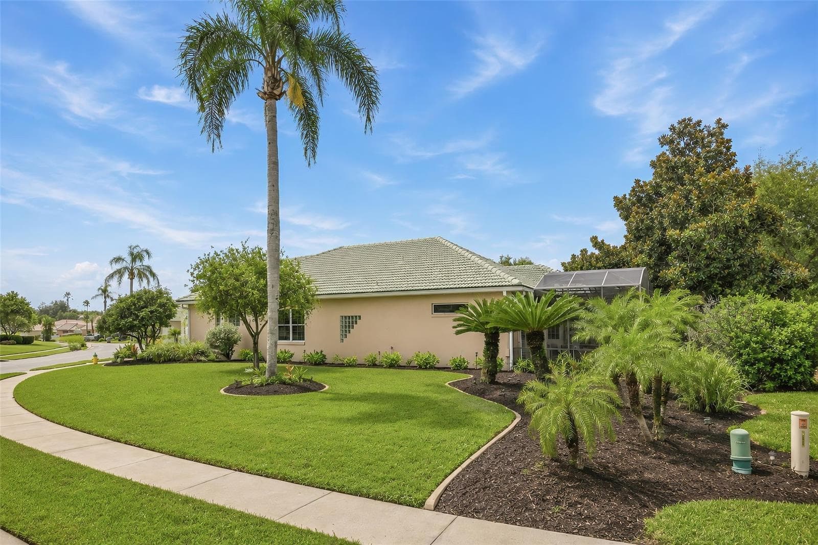 Beautifully Landscaped Right Side of the Property - 367 FOXHILL DR, DEBARY