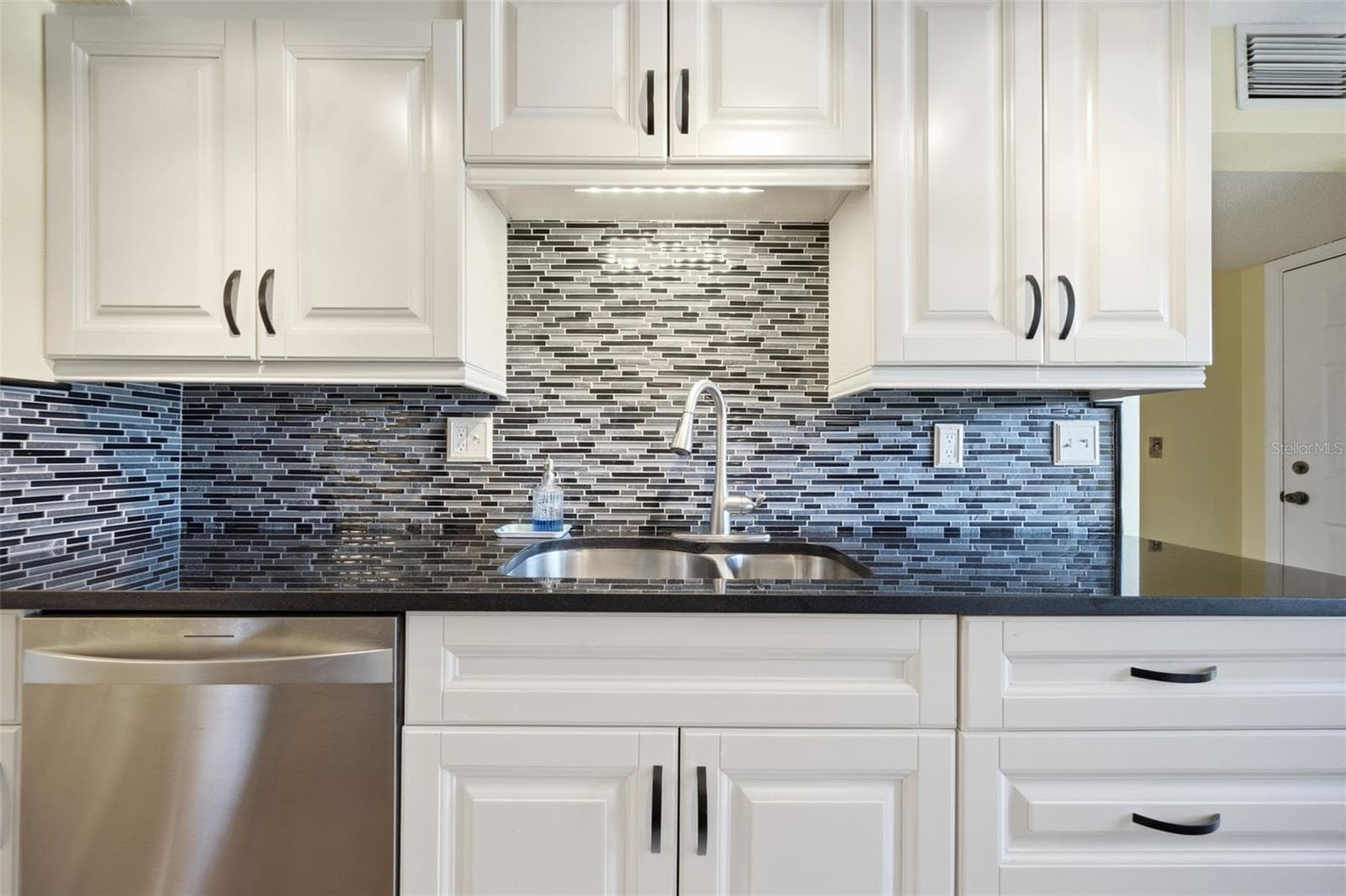 Condominium at 435 30TH AVE W #D206, BRADENTON, photo 10 of 33