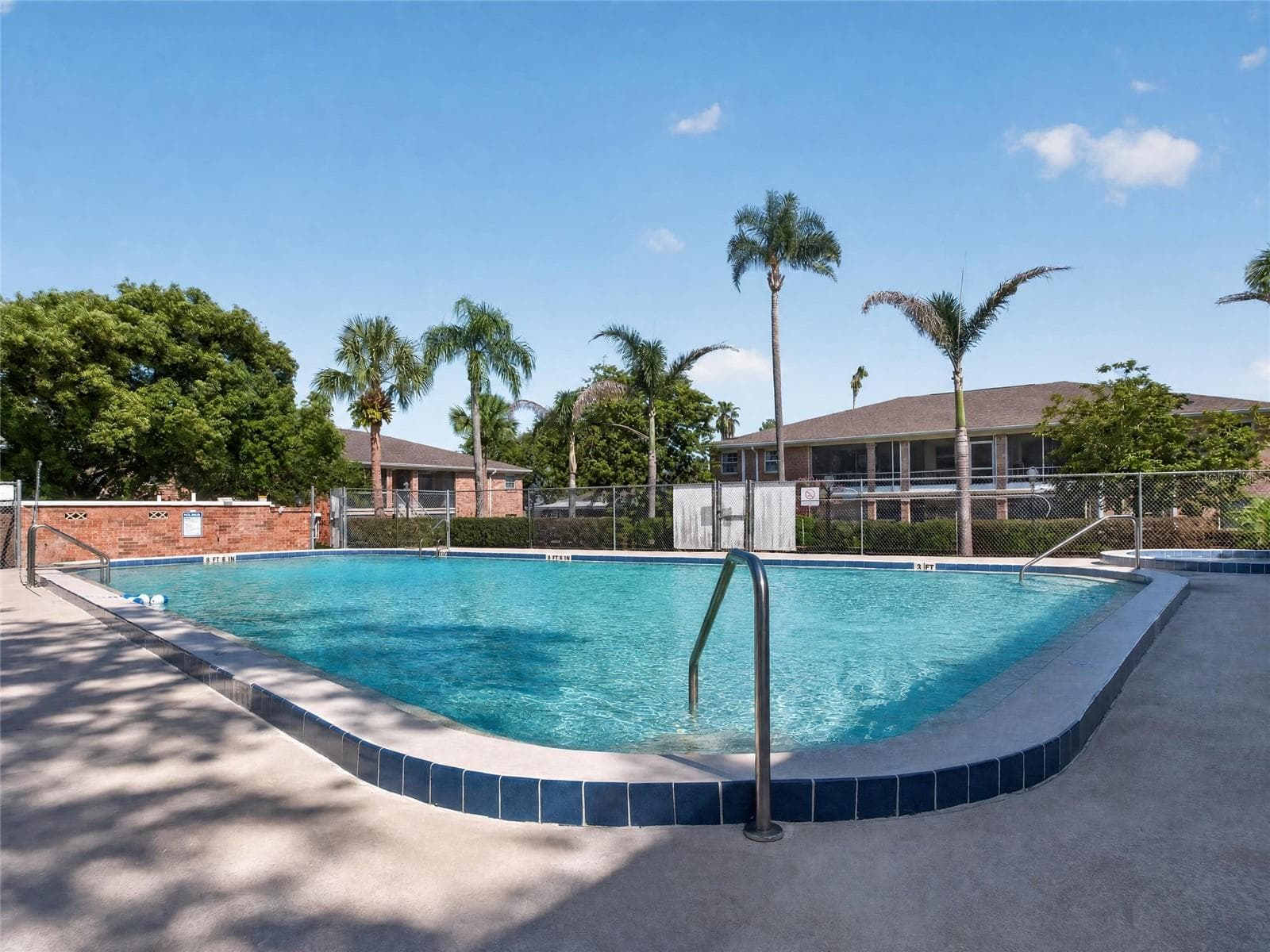 Secondary pool only feet from your unit! - 4386 LAKE UNDERHILL RD #D, ORLANDO