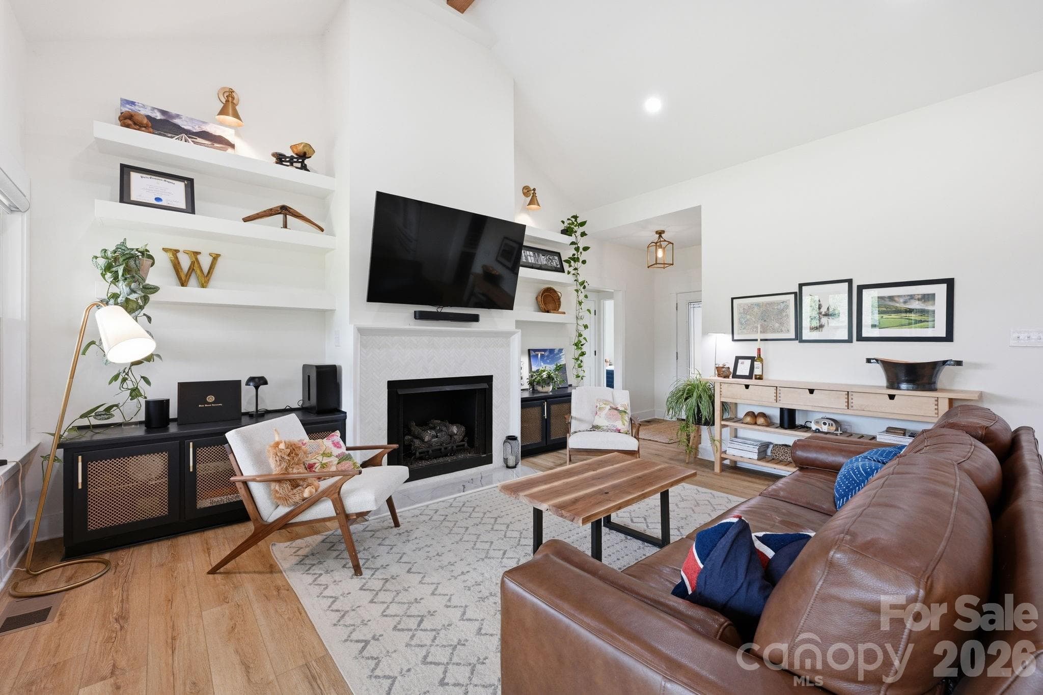 Vaulted Great Room - 215 Cal Kennedy Road, Cleveland