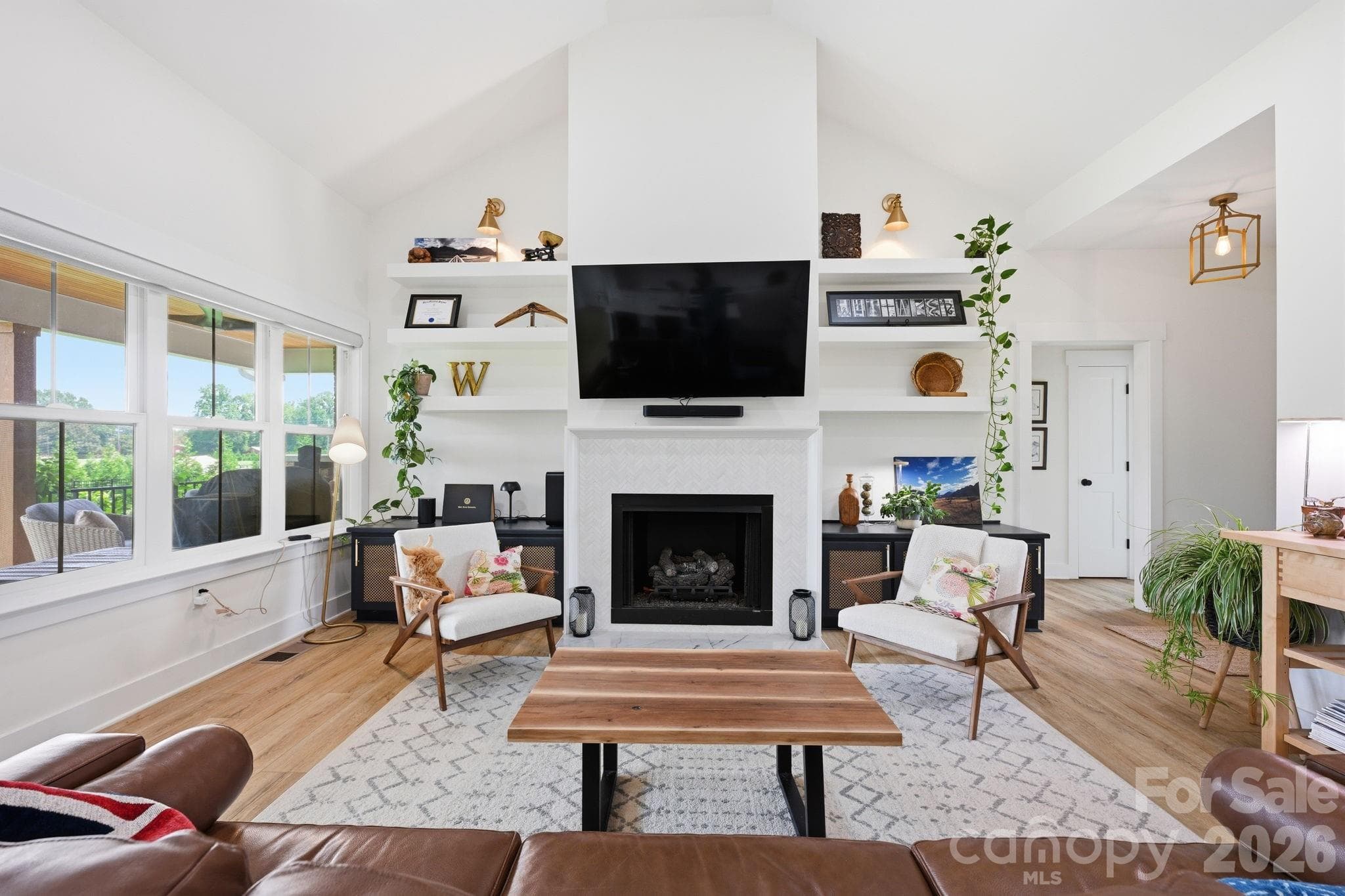 Great Room with Fireplace - 215 Cal Kennedy Road, Cleveland