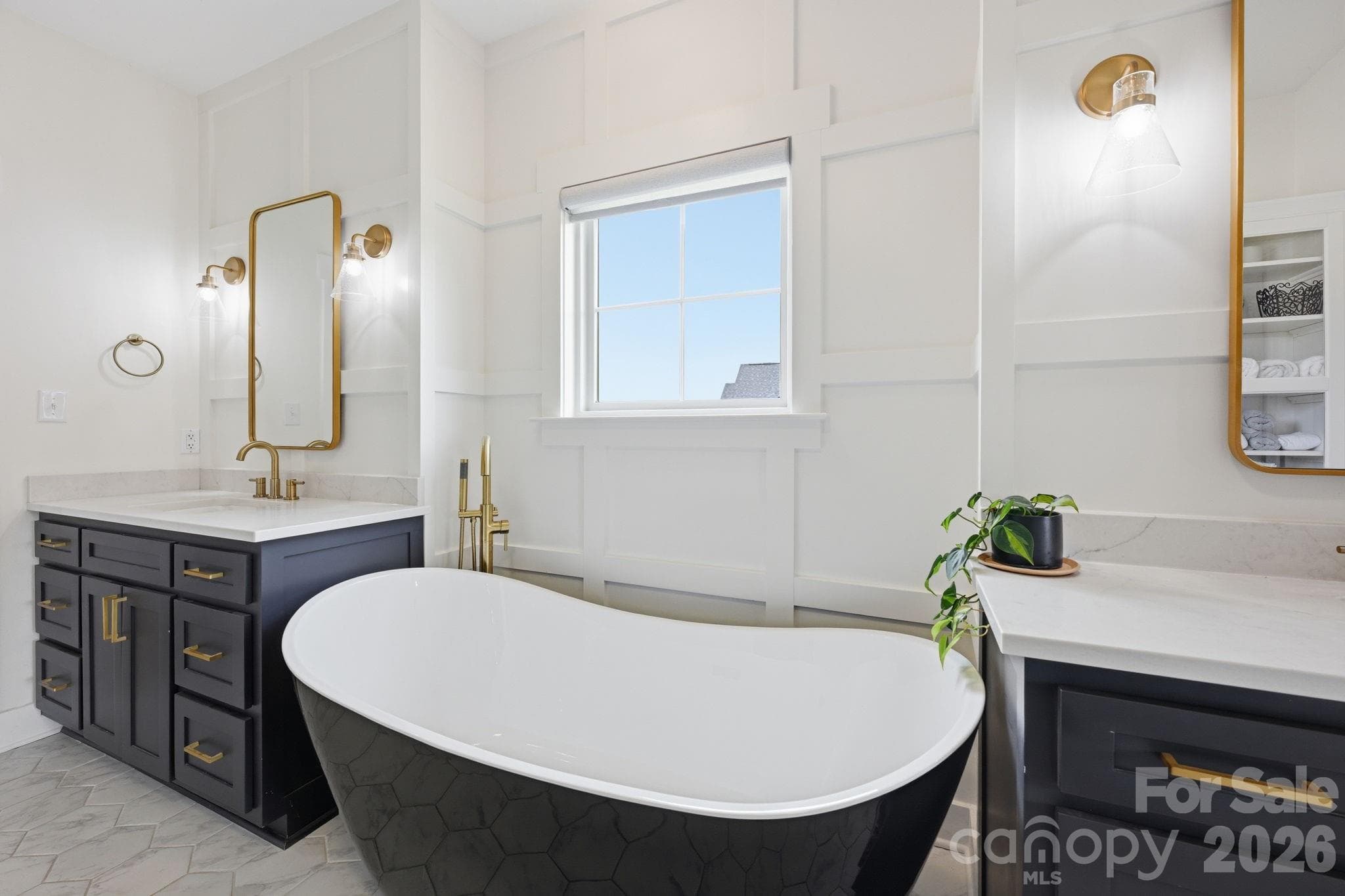 Freestanding Tub in Primary Bath - 215 Cal Kennedy Road, Cleveland