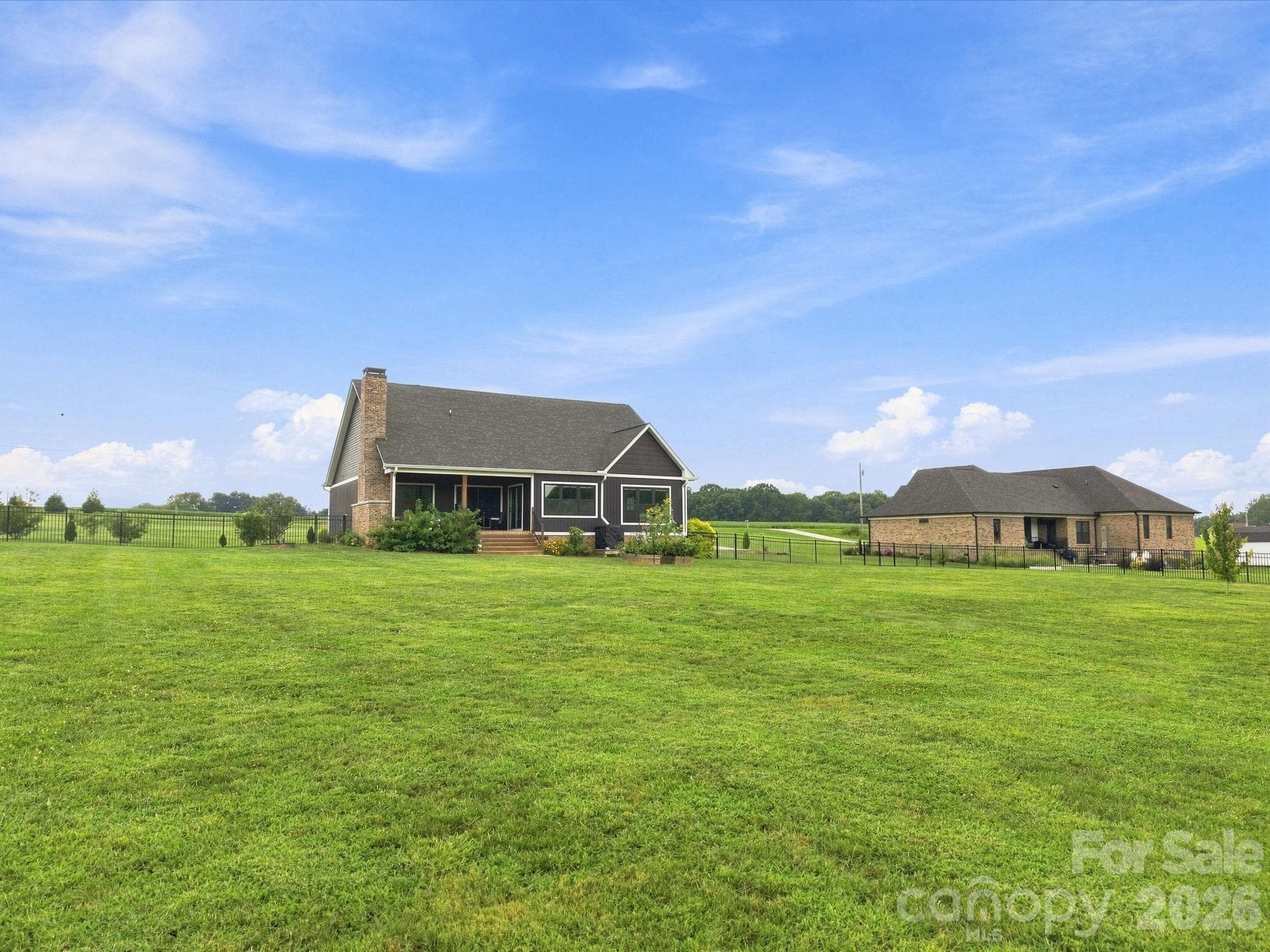 Large Back Lawn - 215 Cal Kennedy Road, Cleveland