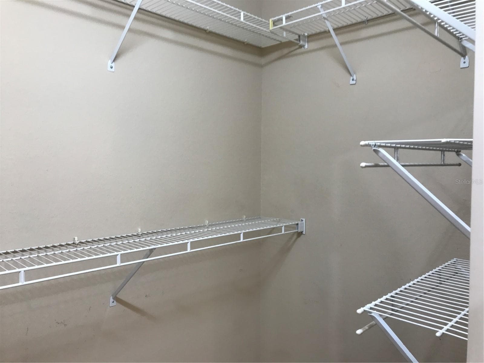 WALK IN CLOSET MASTER LEFT SIDE - 5435 SUMMERLAND HILLS DR, LAKELAND