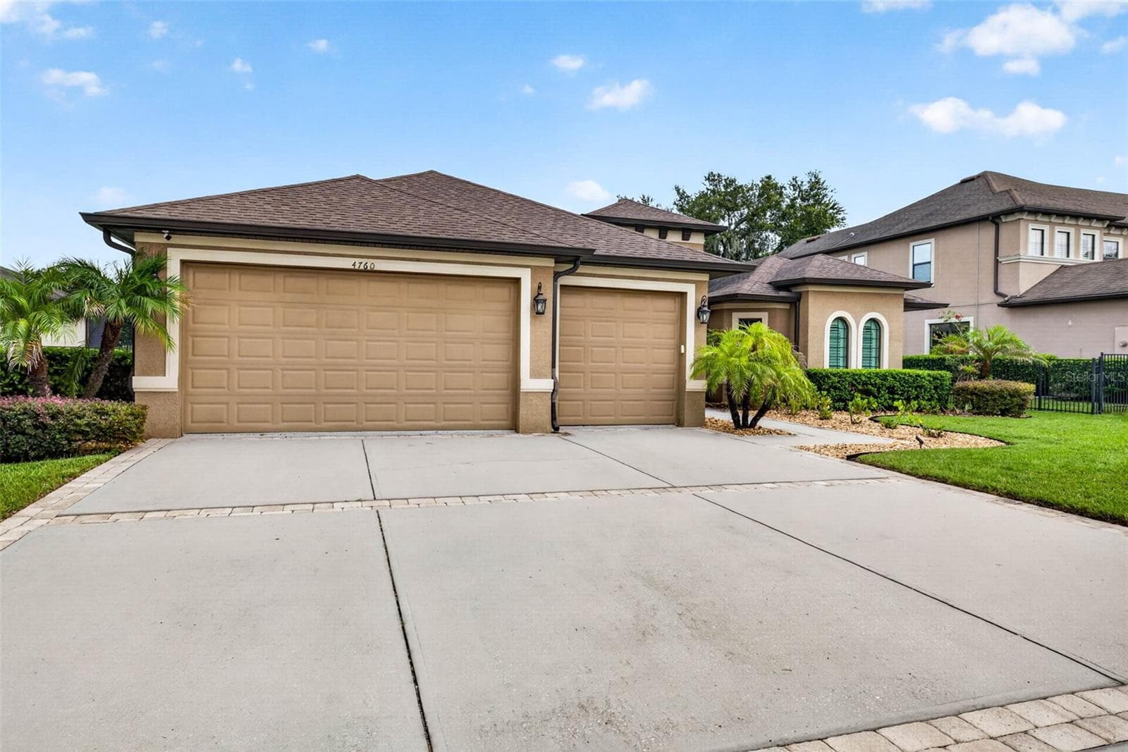 Three car garage - 4760 LAGO VISTA CIR, LAND O LAKES