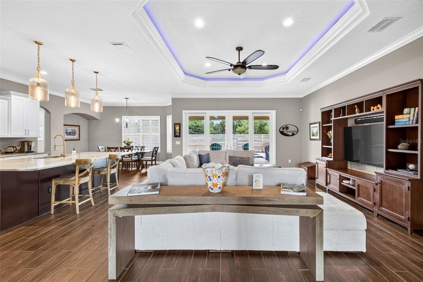 Open floor plan living room and kitchen bar - 4760 LAGO VISTA CIR, LAND O LAKES
