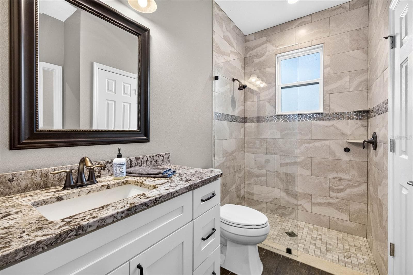 Bathroom 3 at rear of home - 4760 LAGO VISTA CIR, LAND O LAKES