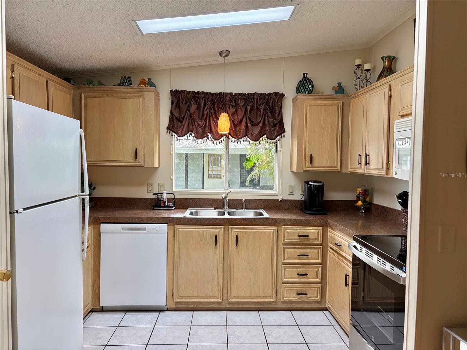 Manufactured Home at 5707 45TH ST E #64, BRADENTON, photo 5 of 40
