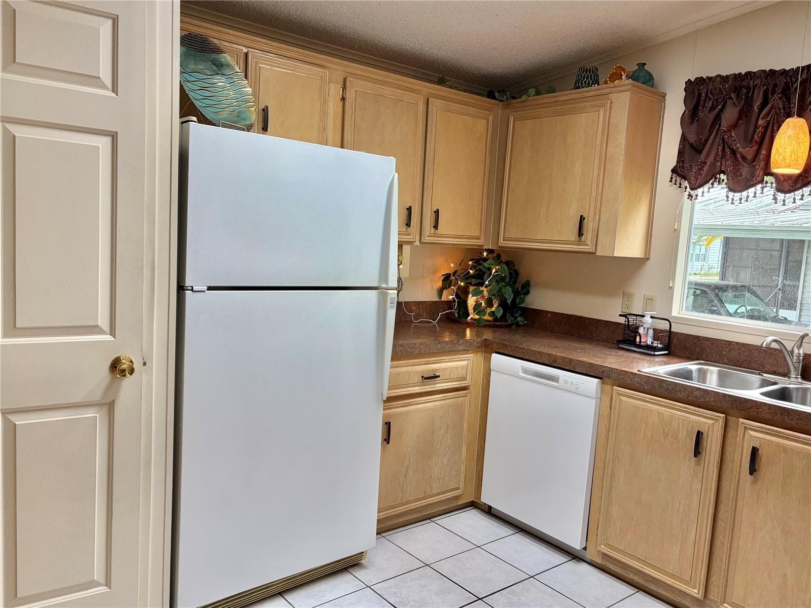 Manufactured Home at 5707 45TH ST E #64, BRADENTON, photo 6 of 40