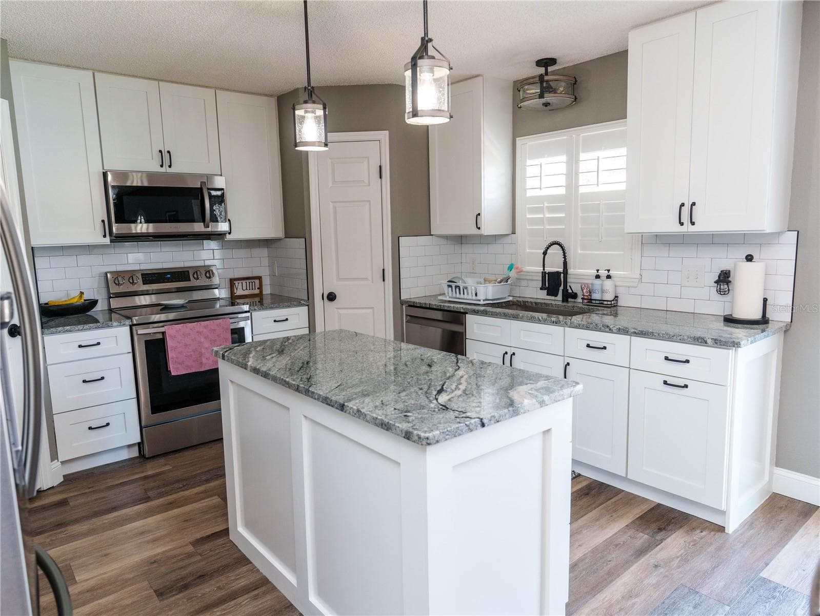 Granite throughout - 2722 HEATHGATE WAY, LAND O LAKES