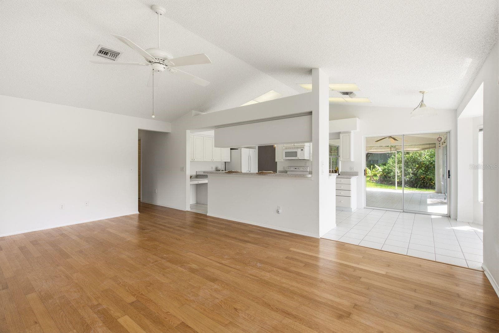 Family room with hardwood floors - 6639 SUN POINT CT, NEW PORT RICHEY