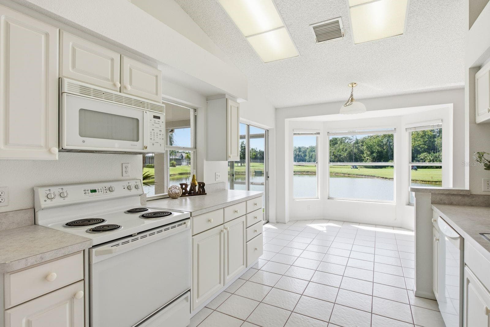 Huge Kitchen w/ a View! - 6639 SUN POINT CT, NEW PORT RICHEY