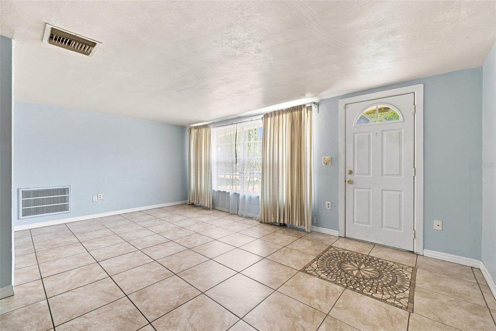 Living Room, Tile Medallion at Entry - 3431 OVERLAND DR, HOLIDAY