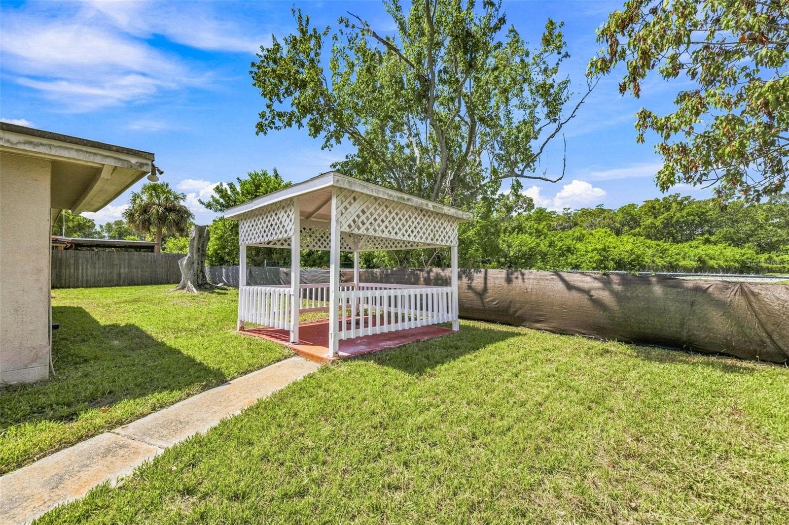 Gazebo & side yard - 3431 OVERLAND DR, HOLIDAY