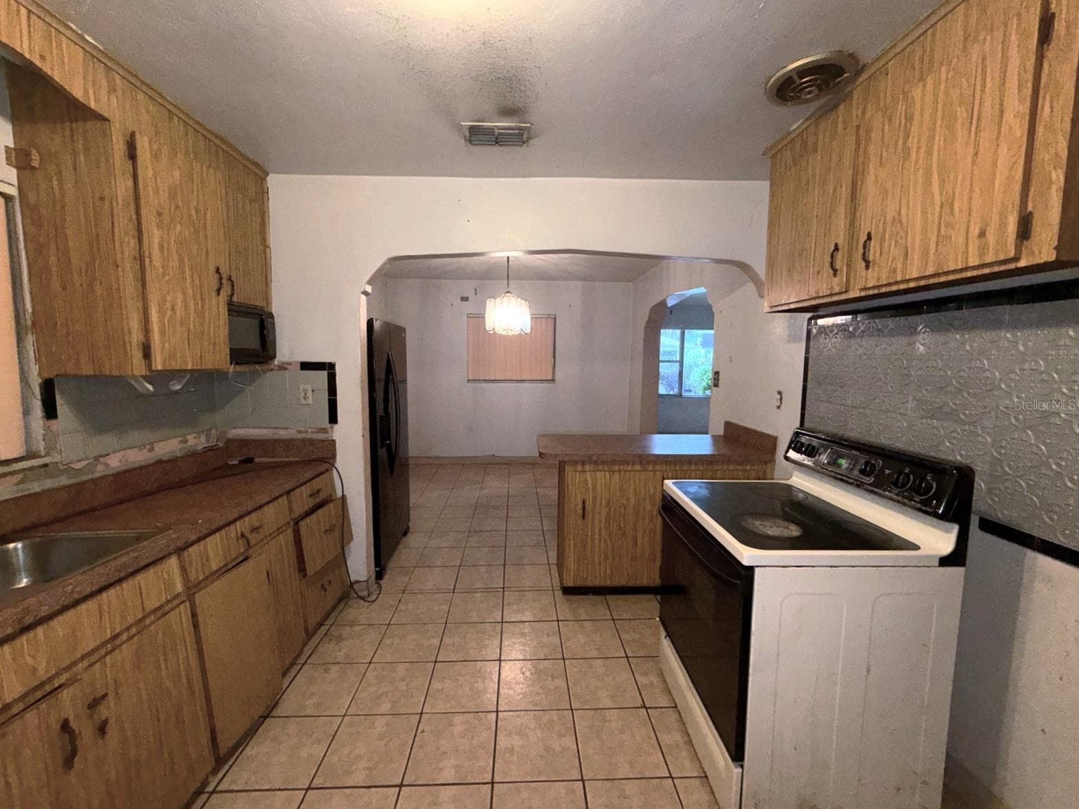 Single Family Residence at 3801 E OSBORNE AVE, TAMPA, photo 7 of 33