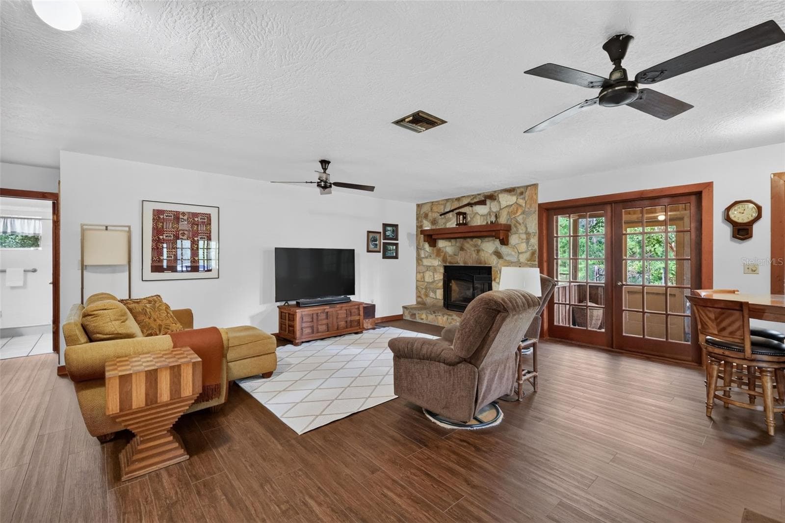 Comfortable great room featuring lovely views to the outdoors and ceiling fans - 24939 OLD DEER RD, PAISLEY