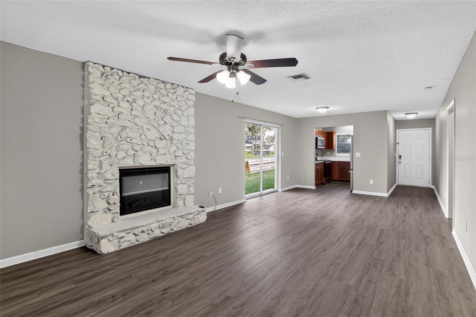 Single Family Residence at 26430 SLEEPY HOLLOW ST, MOUNT PLYMOUTH, photo 6 of 32